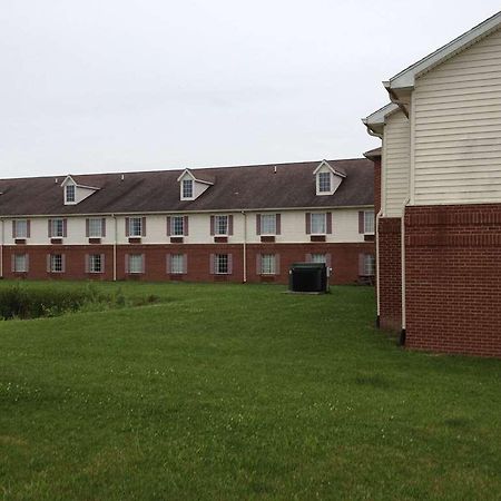 Country Hearth Inn & Suites Willard Exteriör bild