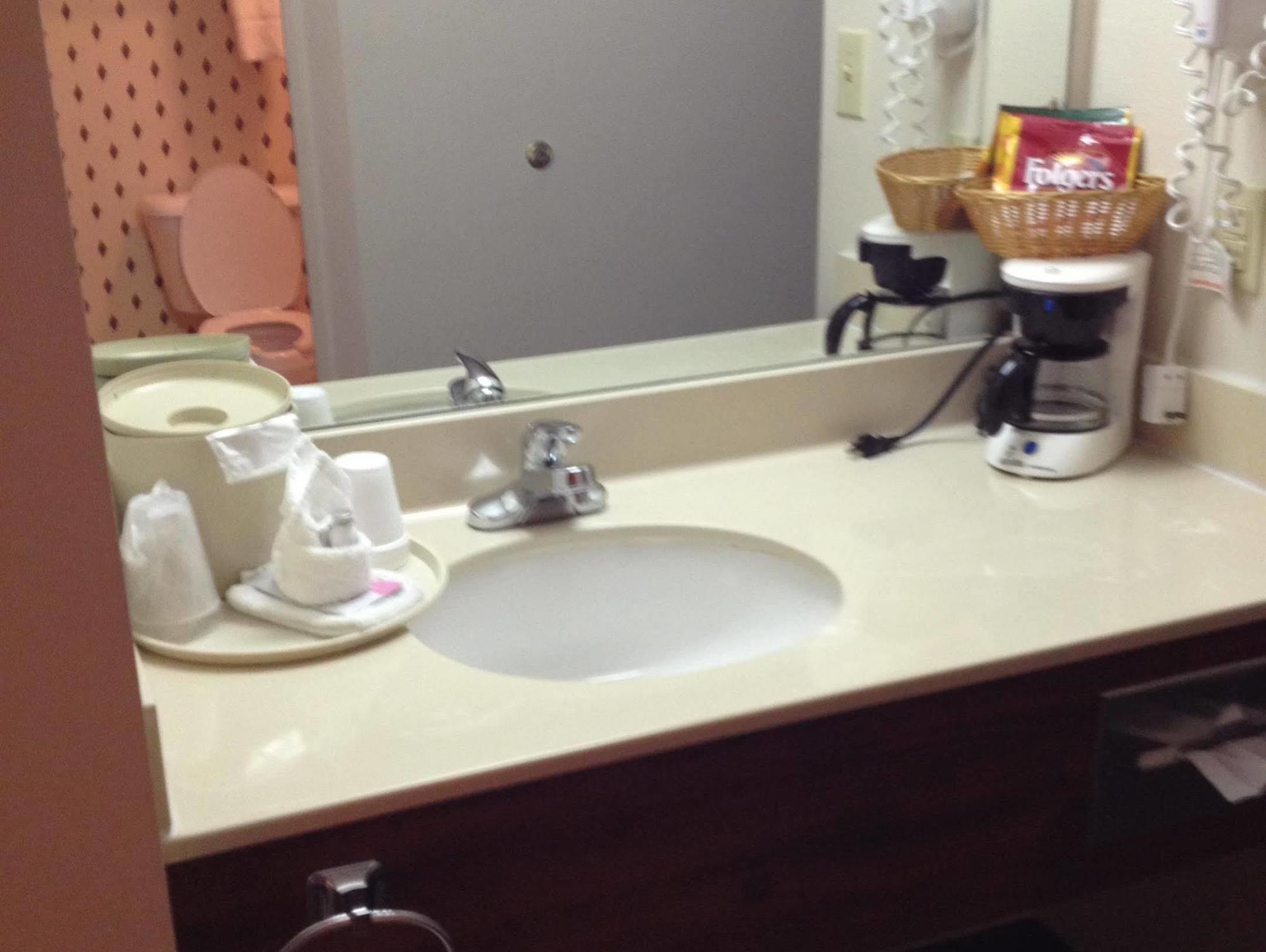 Country Hearth Inn & Suites Willard Exteriör bild